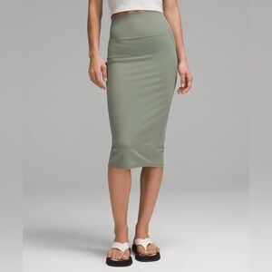 Lululemon Nulu Slim-Fit High-Rise Skirt 28” Grey Eucalyptus‎ Size 2